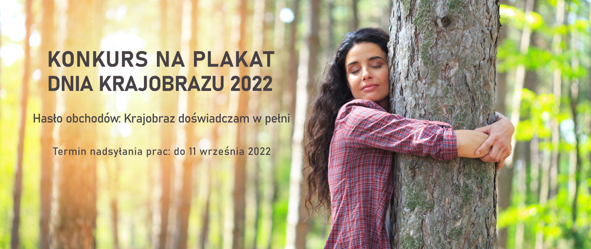 W tle las. Na pierwszym planie kobieta z długimi włosami, w koszuli w kratę. Napis informujący o konkursice na plakat Dnia Krajobrazu 2022. Wyznaczony termin: 11 września 2022 r.