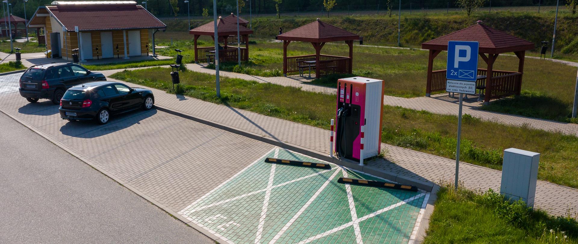 Stacja ładowania pojazdów elektrycznych na S8 MOP Jonas Północ w okolicy Oleśnicy