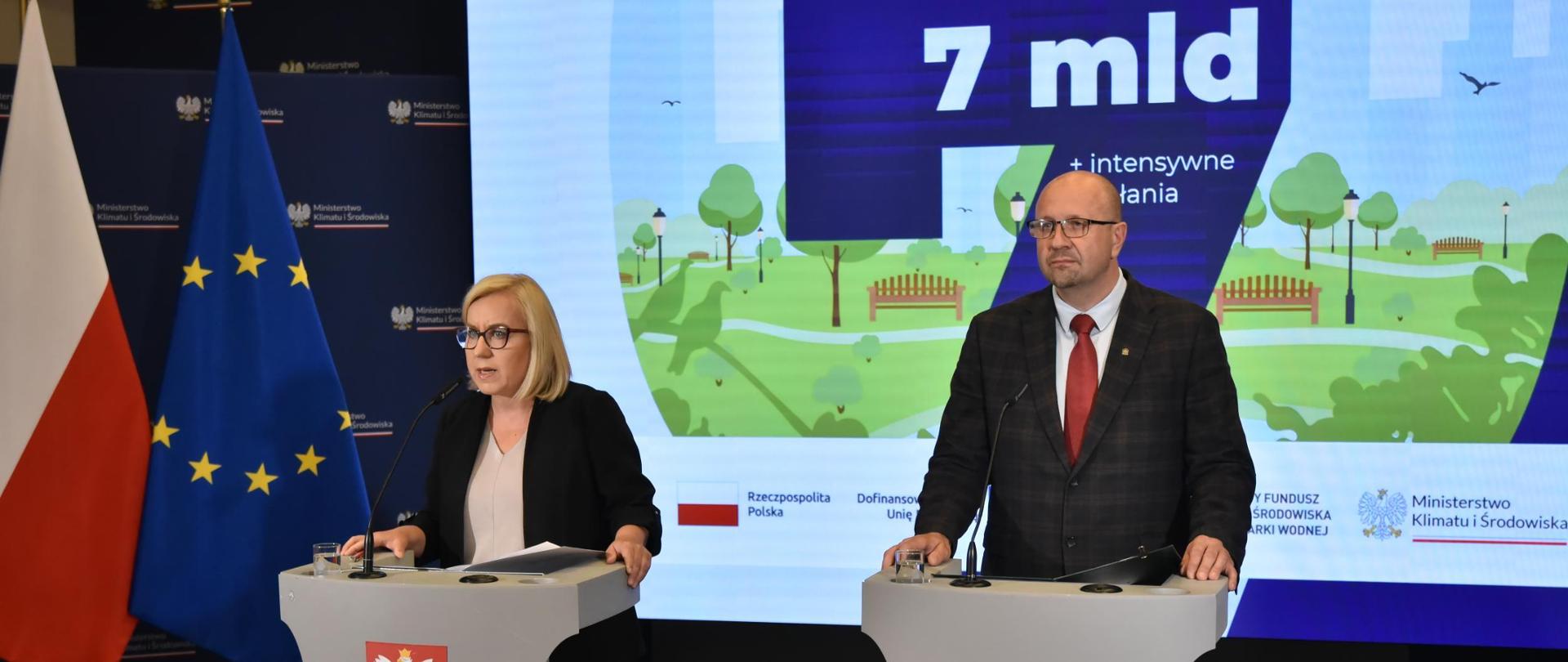 Minister klimatu i środowiska Paulina Hennig-Kloska i wiceprezes NFOŚiGW Robert Gajda na konferencji poświęconej dotacji do małej i dużej retencji w polskich miastach.