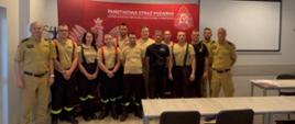 Zdjęcie grupowe zrobione na zakończenie szkolenia w sali wykładowej KP PSP Międzyrzecze wraz z komisją egzaminacyjną