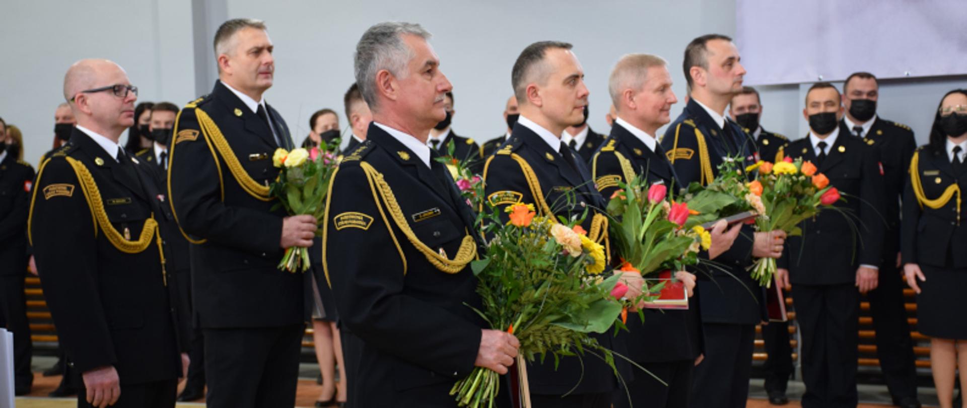 Na zdjęciu odchodzący na zaopatrzenie emerytalne funkcjonariusze ubrani w mundury galowe