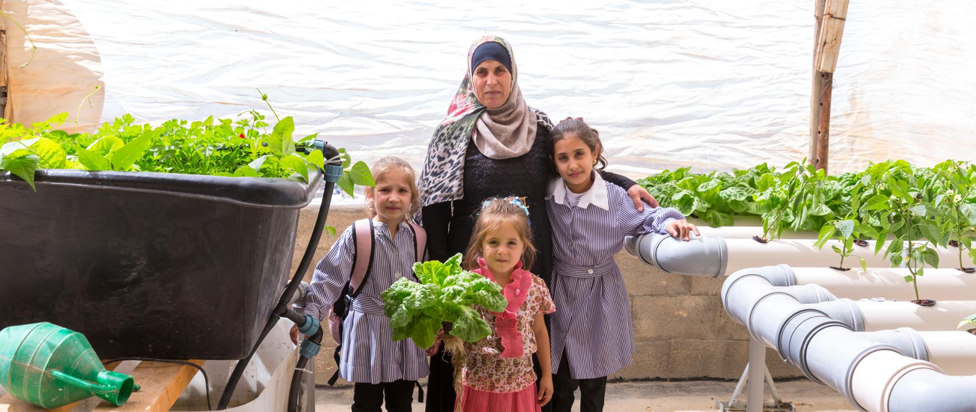mama z dziećmi wśród uprawy warzyw zasilanych systemem hydroponicznym 