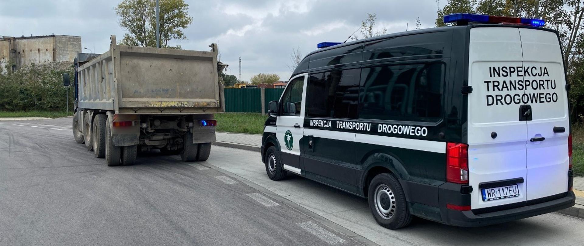 Kontrola wywrotki, zatrzymanej na terenie Radomia, przez patrol mazowieckiej Inspekcji Transportu Drogowego.