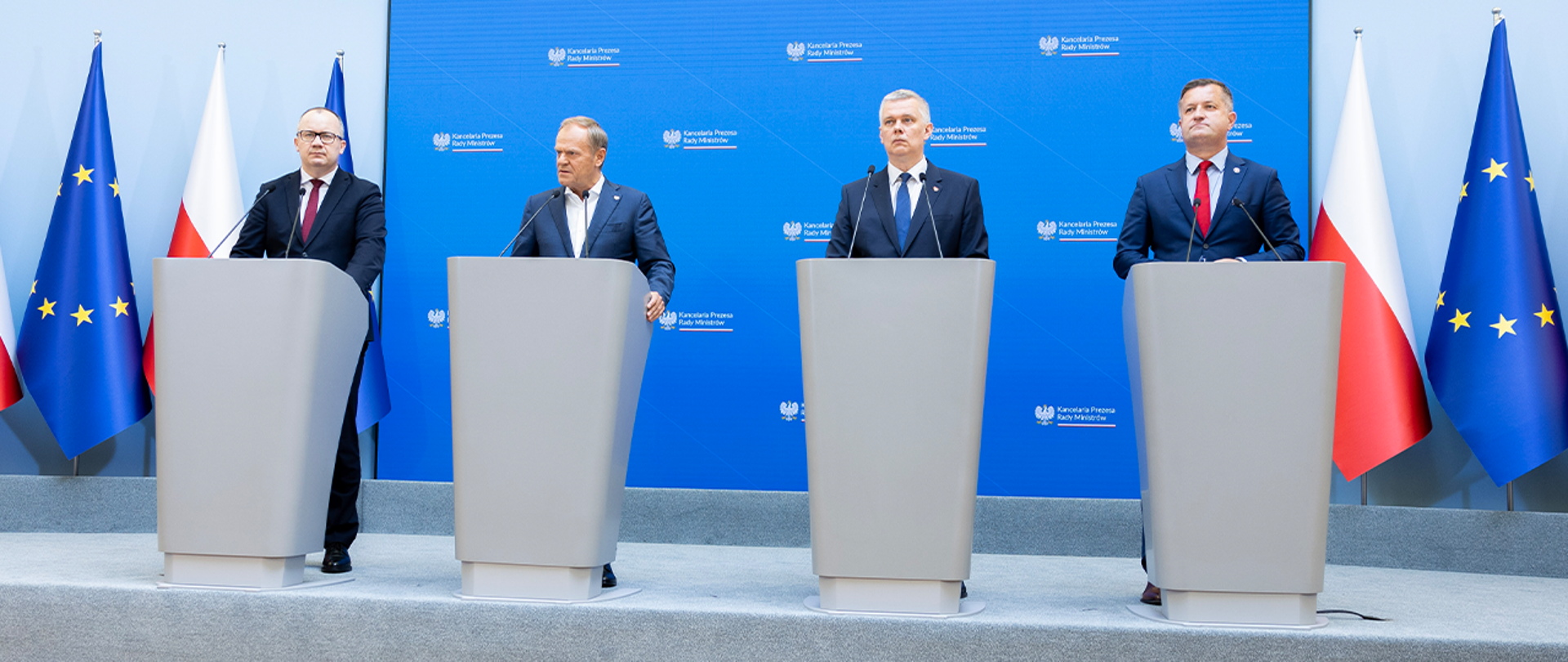 Na zdjęciu premier Donald Tusk, minister Tomasz Siemoniak, minister Adam Bodnar, oraz gen. bryg. Jarosław Stróżyk podczas konferencji prasowej.