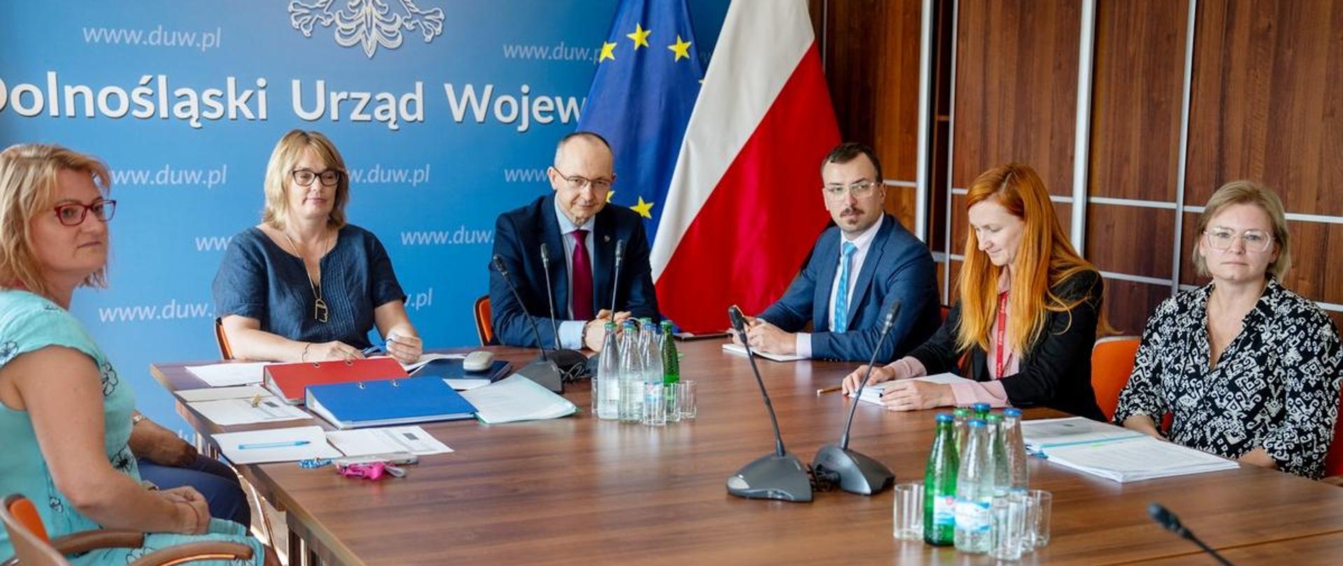 W Dolnośląskim Urzędzie Wojewódzkim odbyło się spotkanie w sprawie kierunków rozwoju gospodarczego województwa, któremu przewodniczyli Doradca Wojewody Dolnośląskiego Dariusz Dudojć, Wojciech Skrzypczyk Dyrektor Biura Wojewody Dolnośląskiego, Justyna Kucharzewska Dyrektor Wydziału Infrastruktury DUW oraz Renata Polak Z-Ca Dyrektora Wydziału Finansów i Budżetu DUW.