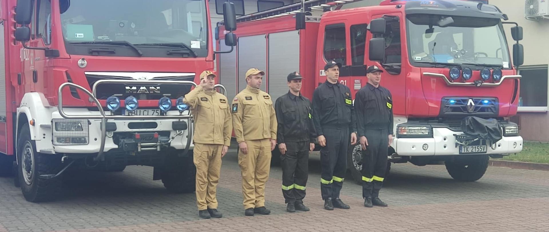 Zdjęcie przedstawia strażaków podczas uroczystego apelu 