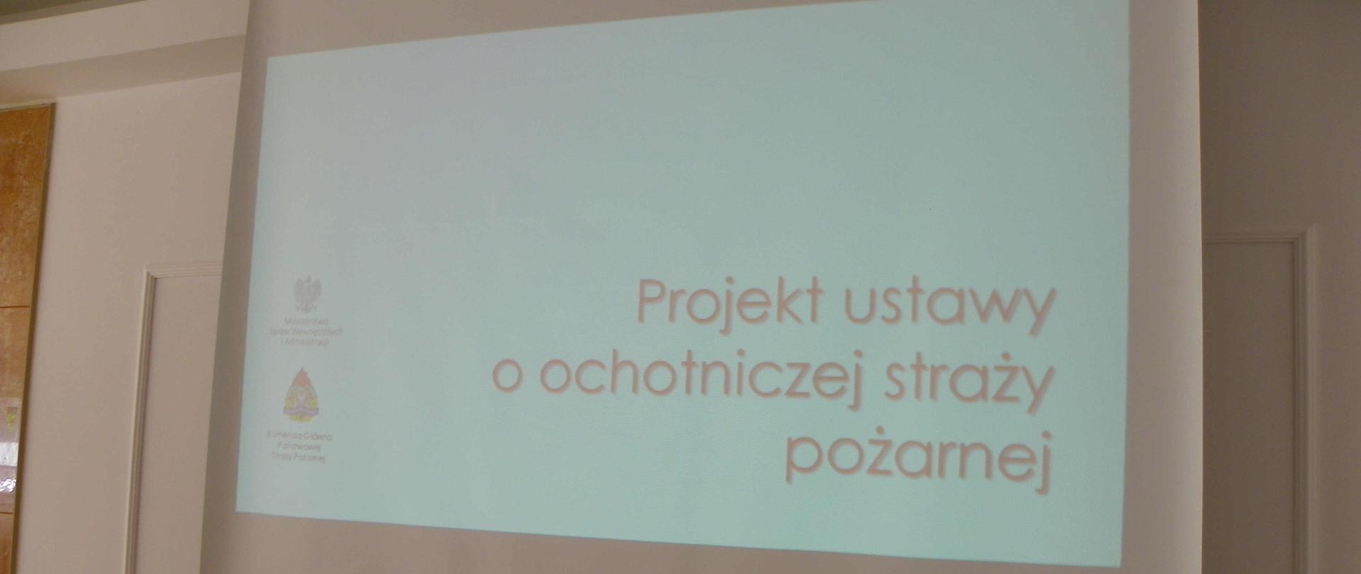 Zdjęcie przedstawia slajd prezentacji o projekcie ustawy o ochotniczej straży pożarnej.