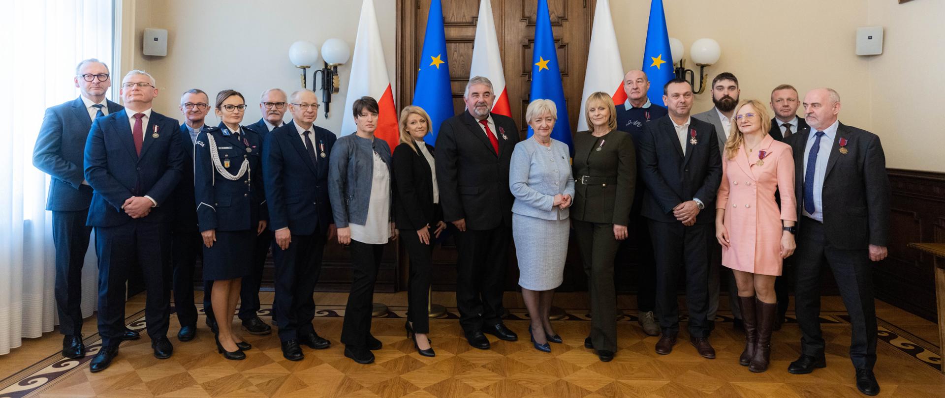 Pamiątkowa fotografia wojewody łódzkiego Doroty Ryl z odznaczonymi 