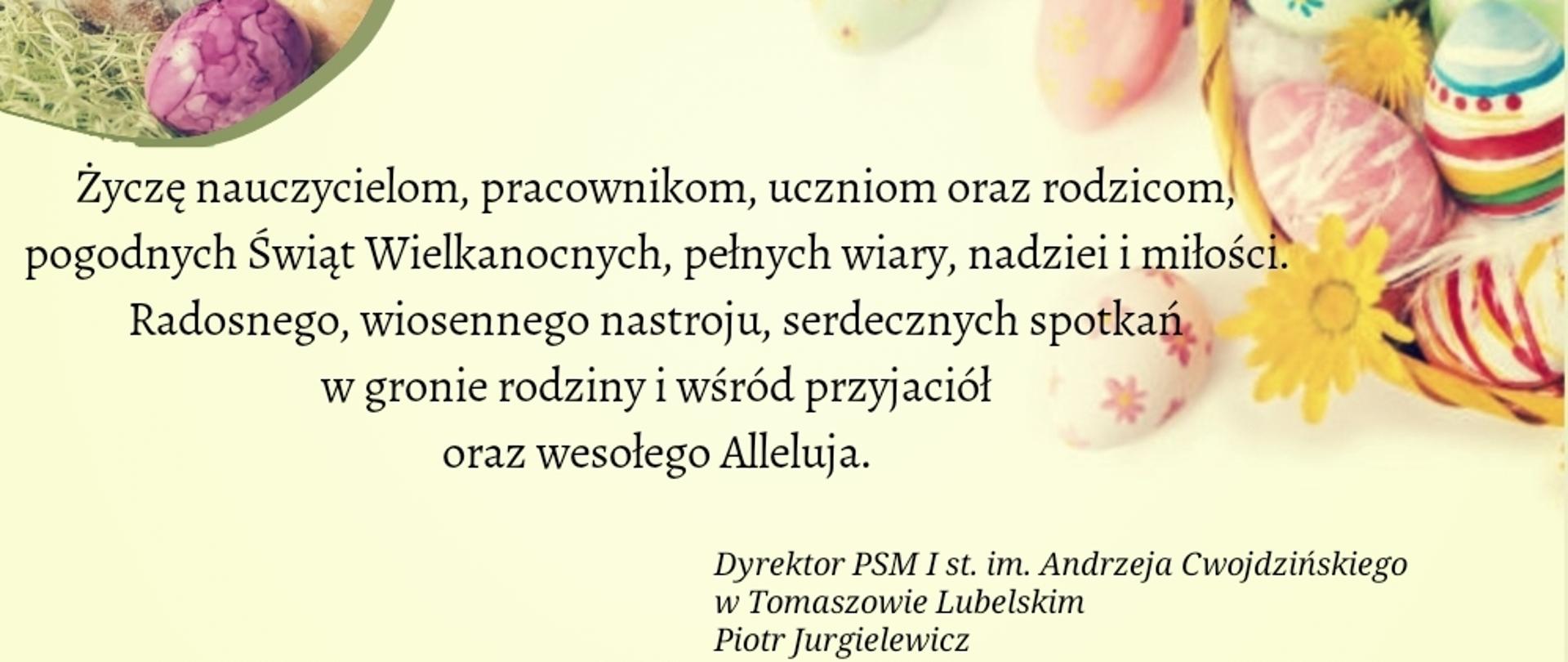 plakat z życzeniami na Święta Wielkanocne, w części centralnej tekst z życzeniami, z lewej strony u góry zdjęcie baranka na sianku i świąteczne pisanki, z prawej strony koszyczek świąteczny z pisankami