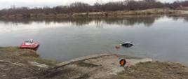 Zatopiony ciągnik rolniczy w rzece w miejscowości Opatowiec