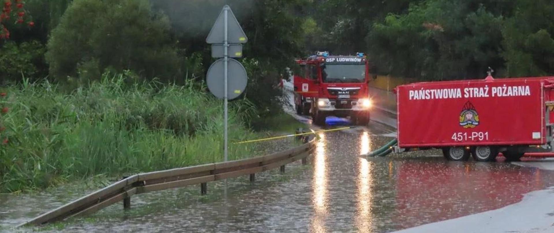 Woda spływa ulicą Jarocińską na teren basenów