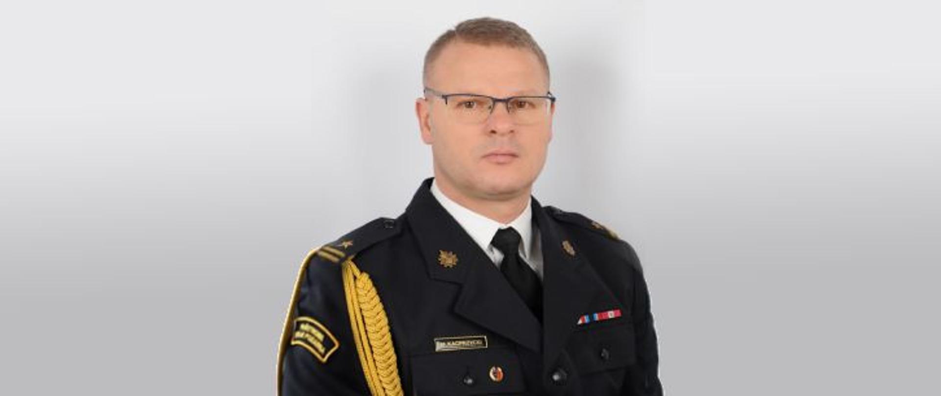 Zdjęcie profilowe w mundurze wyjściowym pełniącego obowiązki Komendanta Powiatowego PSP w Makowie Mazowieckim