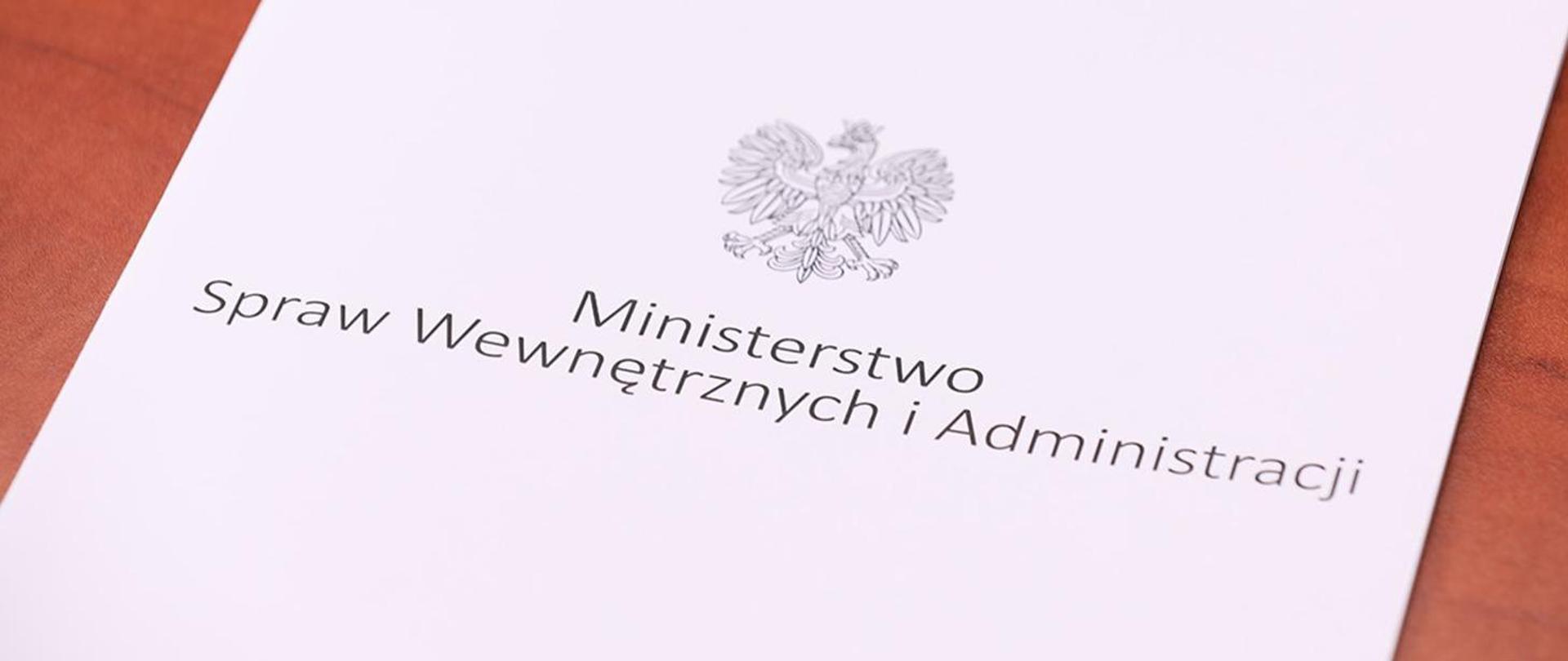 Teczka z napisem Ministerstwo Spraw Wewnętrznych i Administracji