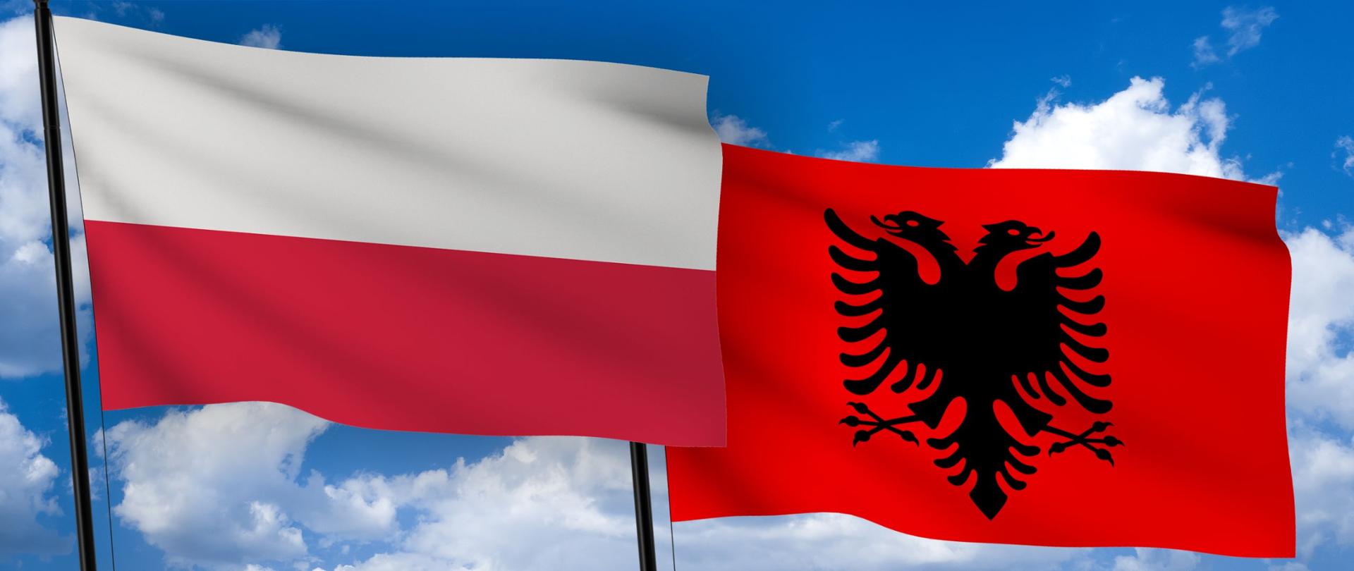 Po lewej stronie flaga Polski, po prawej flaga Albanii na tle nieba