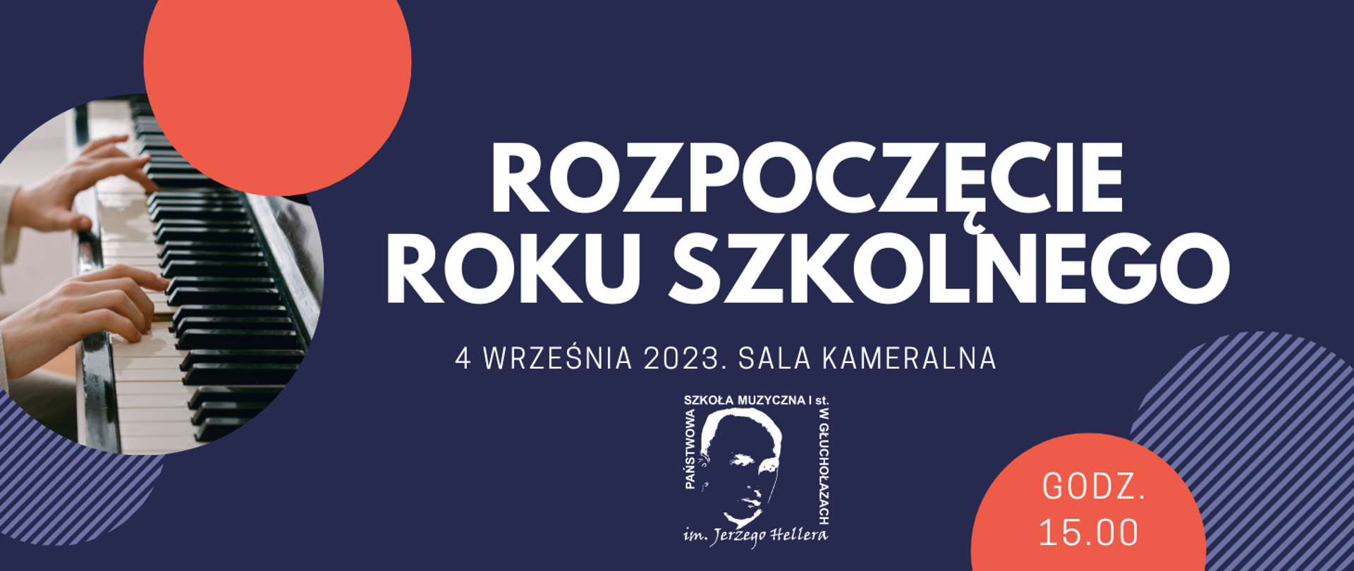 Granatowe tło z lewej strony trzy koła od góry czerwone poniżej największe w formie fotografii przedstawiającej klawiaturę i grające na niej dłonie poniżej częściowo zasłonięte w paski jasnoniebieskie granatowe. W prawym dolnym rogu dwa koła mniejsze czerwone z napisem godzina 15:00 większe nieco przesłonięte poprzeczne paski granatowe i jasnoniebieskie naprzemiennie. Pośrodku duży napis białymi literami rozpoczęcie roku szkolnego poniżej drobniejsza czcionka 4 września 2023.sala Kameralna poniżej logo szkoły wizerunek patrona wokół kwadratu napis z nazwą szkoły.
