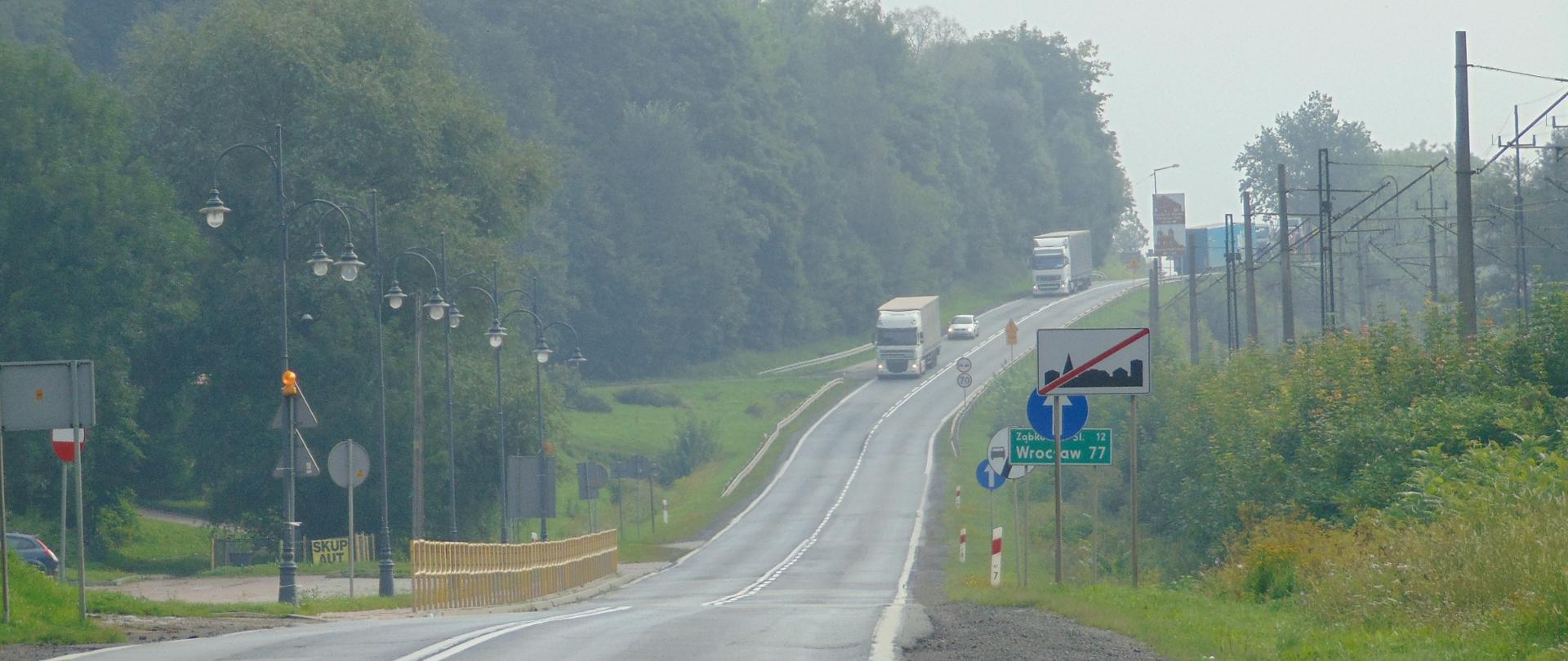 Na zdjęciu widać drogę krajową nr 8 w miejscowości Bardo na Dolnym Śląsku