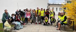 Młodzież PLSP aktywnie włącza się w akcję "Sprzątamy Dla Polski", w tle budynek PLSP
