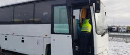 Inspektor w kontrolowanym autobusie na parkingu