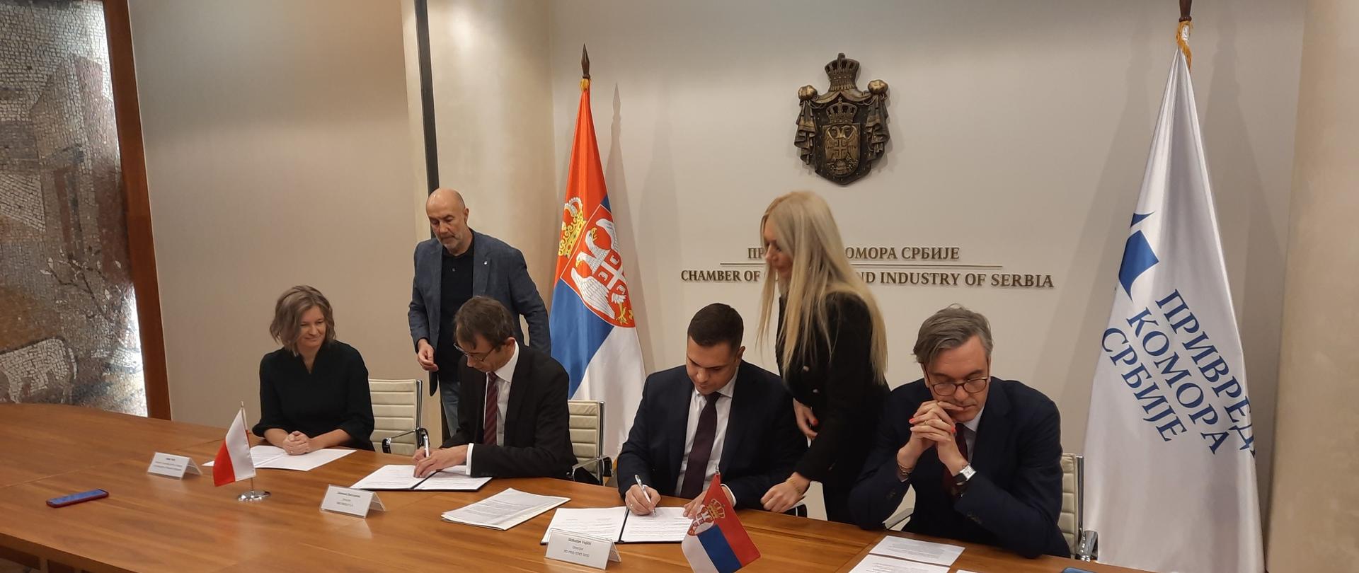 W dniu 20.12. br. w obecności prezesa serbskiej Izby Gospodarczej Marka Čadeža i chargé d’affaires
A. Perl odbyła się ceremonia podpisania umowy o strategicznym partnerstwie pomiędzy polską firmą SBB Energy, a serbską Pro TENT.
