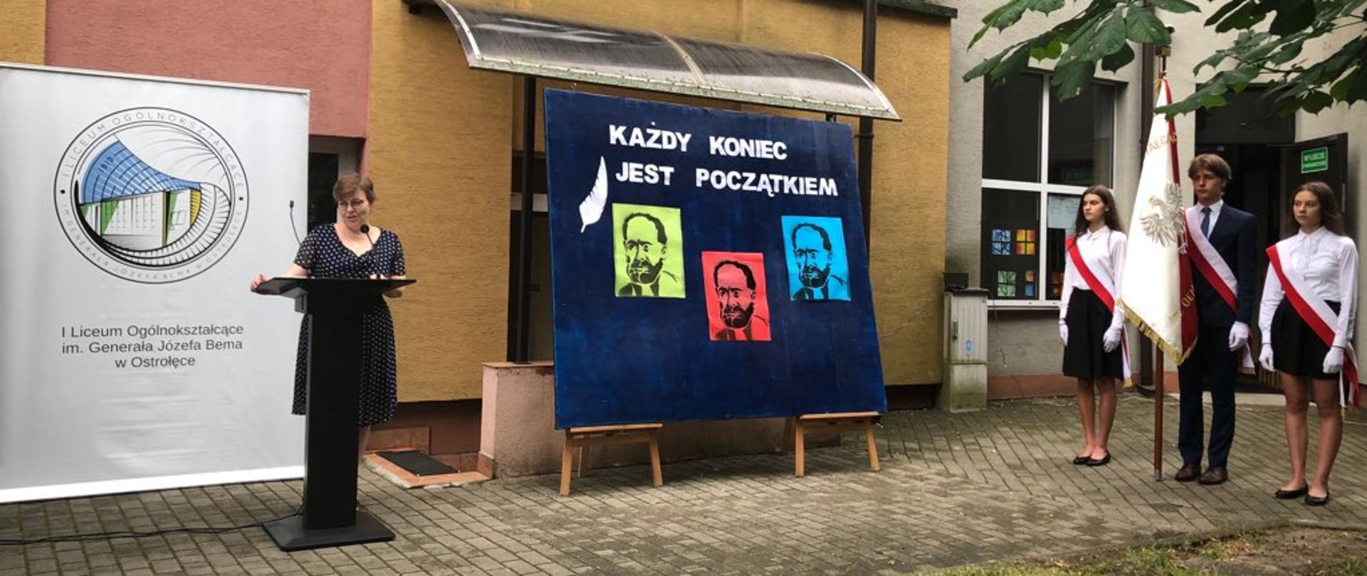 Uroczystość przed budynkiem szkoły