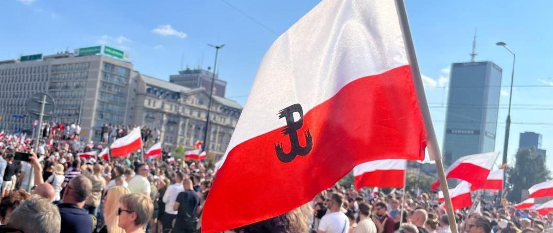 Bandera polaca con letra P