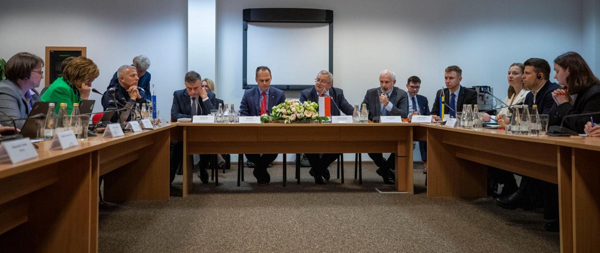 Spotkanie przedstawicieli rządów Polski i Ukrainy oraz Komisji Europejskiej na przejściu granicznym w Dorohusku.