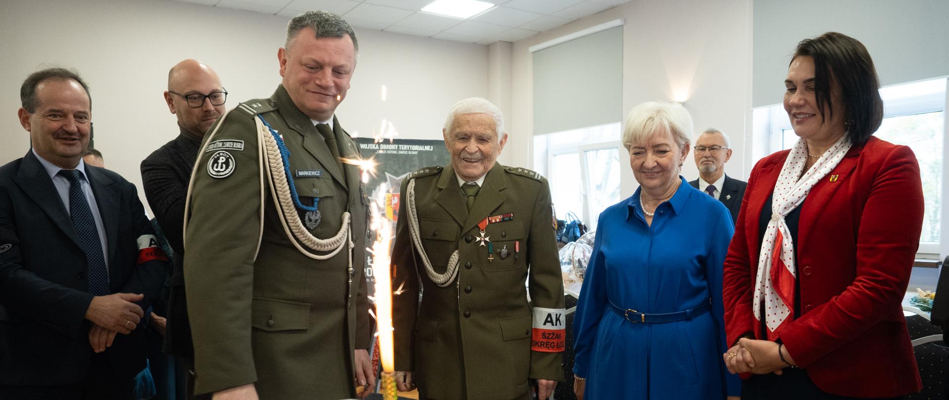 Pamiątkowa fotografia z jubilatem - płk Włodzimierzem Pajdowskim 