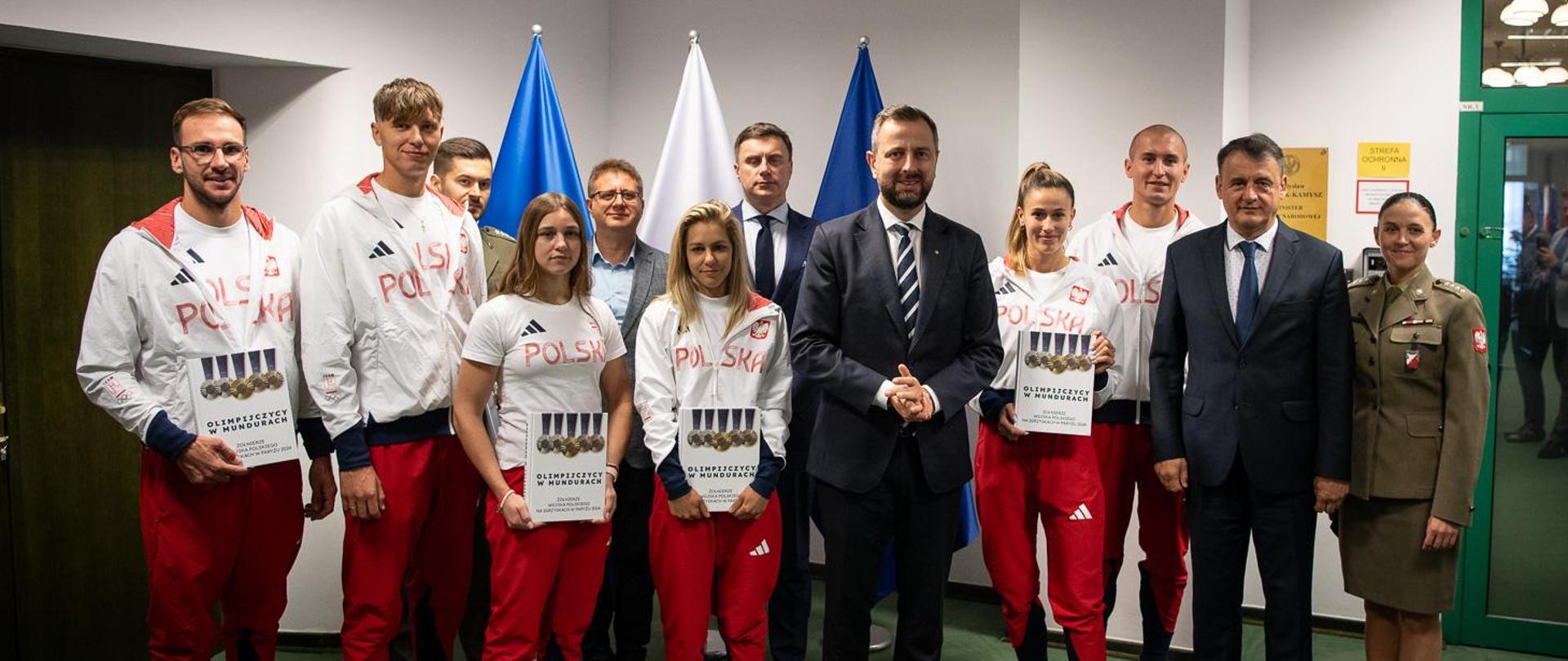 11 września 2024 r. wicepremier - minister obrony narodowej, Władysław Kosiniak – Kamysz spotkał się z żołnierzami – sportowcami, uczestnikami tegorocznych igrzysk olimpijskich. Spotkanie z st. szer. spec. Aleksandrą Mirosław (wspinaczka sportowa na czas), szer. Julią Szeremetą (boks), st. szer. Natalią Kaczmarek – brązowa medalistka (mistrzyni poprzednich igrzysk) – (400 metrów lekka atletyka), st. szer. Fabianem Barańskim, szer. Dominikiem Czają, szer. Mirosławem Ziętarskim (wioślarstwo czwórka podwójna) było okazją do promocji albumu o żołnierzach Wojska Polskiego na igrzyskach w Paryżu „Olimpijczycy w mundurach” wydanego przez Fundację Instytut Łukasiewicza. Fot. st. kpr. Wojciech Król/CO MON