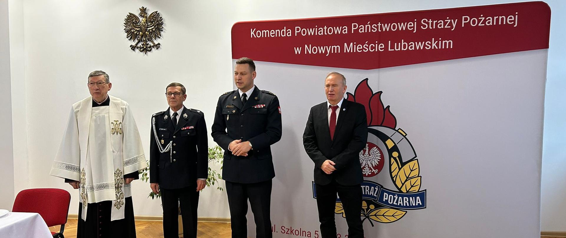 Komendant Powiatowy PSP bryg. Krzysztof Szałkowski witaz zaproszonych gości Starostę Nowomiejskiego Pana Edwarda Żuralskiego, Prezesa Zarządu Powiatowego ZOSP RP Pana Andrzeja Ochlaka i Księdza Kanonika Zbigniewa Markowskiego