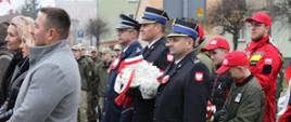 Delegacja Komendy Powiatowej w Golubiu-Dobrzyniu wraz z Komendantem Powiatowym Policji przed złożeniem okolicznościowej wiązanki.