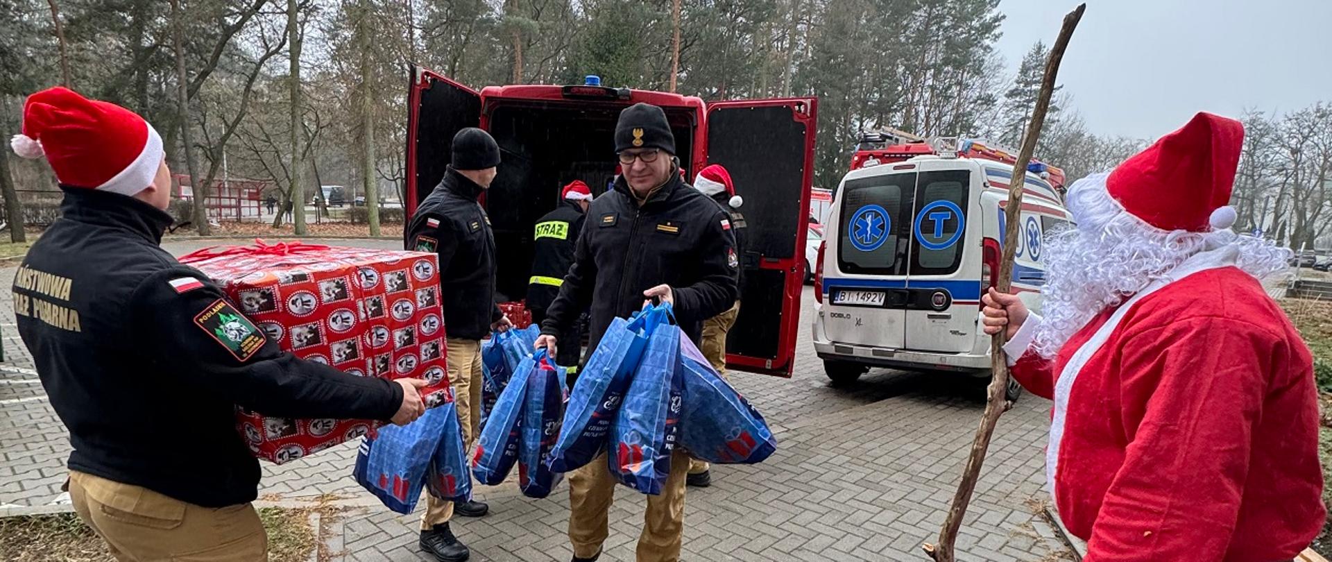 Uratowany Mikołaj wraz z pomocnikami i z prezentami w drodze do dzieci