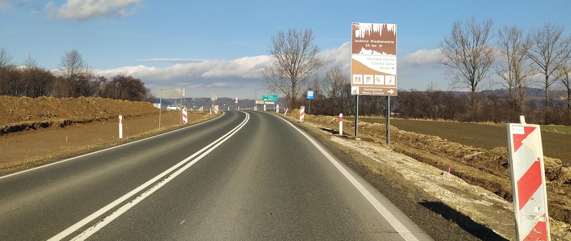 Na zdjęciu widać drogę krajową nr 33 w okolicy Bystrzycy Kłodzkiej.