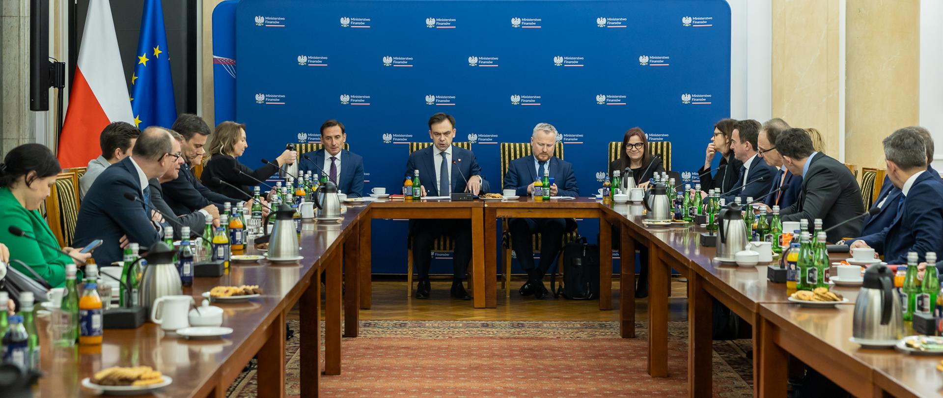 Minister finansów Andrzej Domański podczas spotkania w sali konferencyjnej.