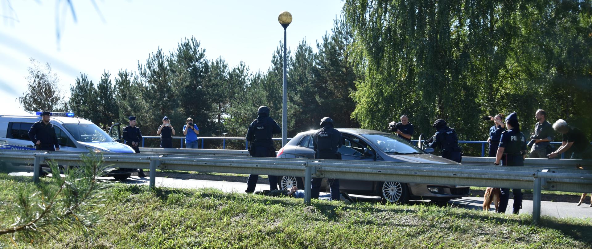 Na zdjęciu widać kobiety i mężczyzn