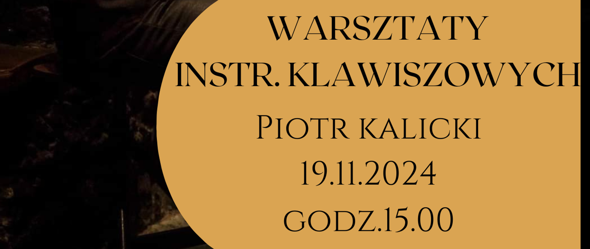 Plakat na tle zdjęcia pianisty i napisem WARSZTATY INSTR. KLAWISZOWYCH PIOTR KALICKI 19.11.2024 godz. 15:00