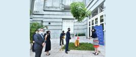 Uroczystość odsłonięcia drzewka ku pamięci Krzysztofa Pendereckiego przez H.E. Magdalenę Bogdziewicz oraz Hak-Peng Chng, prezesa Singapurskiej Orkiestry Symfonicznej. 