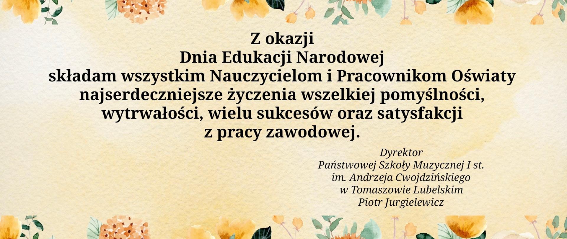 kolorowe kwiatki na górnym i dolnym pasku kartki prostokątnej, na której po środku widnieją napisy z życzeniami dyrektora dla pracowników oświaty z okazji Dnia Edukacji Narodowej, kartka prostokątna utrzymana w biało-pomarańczowych odcieniach