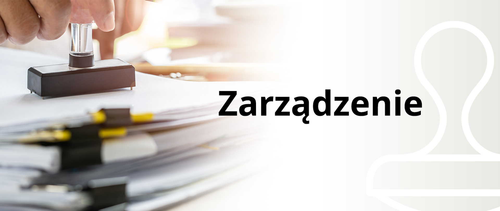 zdjęcie przedstawia po lewej stronie widoczną dłoń z pieczątką i stos dokumentów, po prawej stronie na beżowym tle z zarysem pieczątki napis Zarządzenie