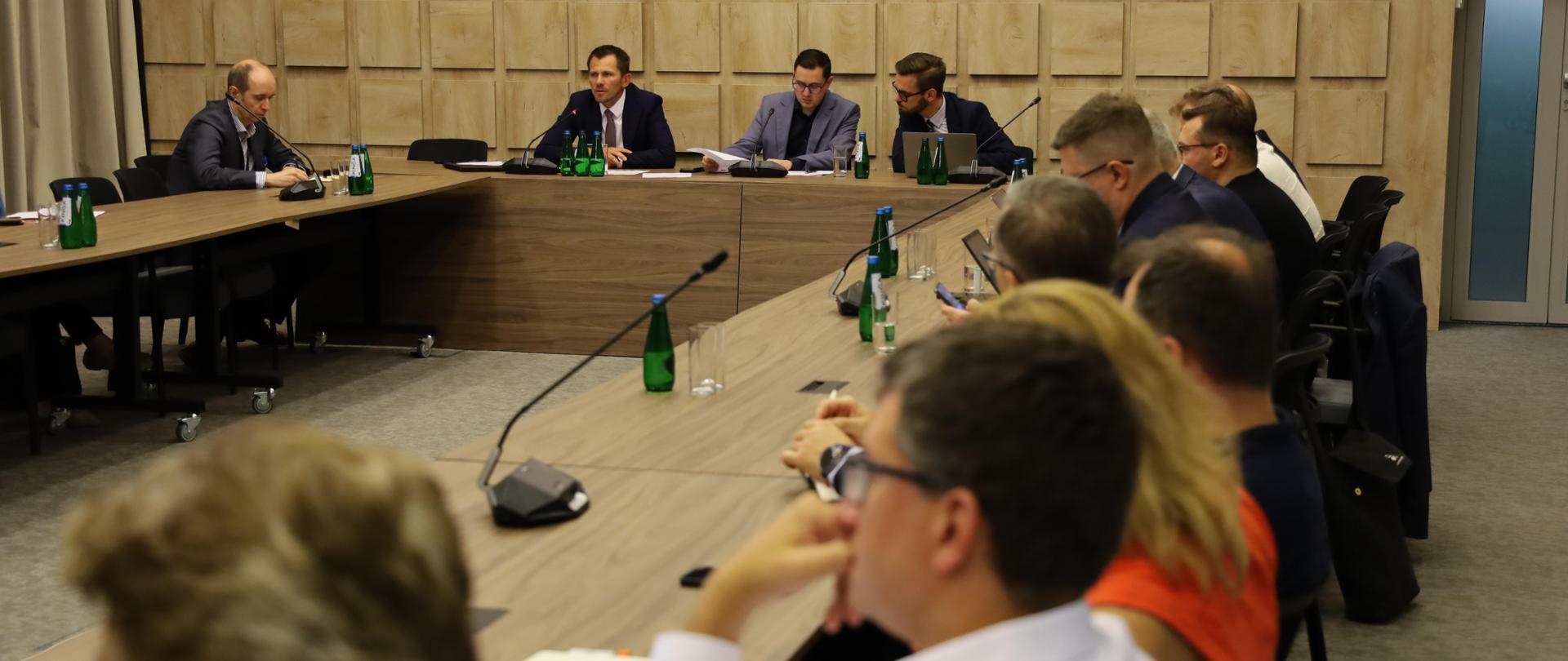 Posiedzenie Rady Koordynacyjnej ds. Rozwoju Sektora Fotowoltaiki pod przewodnictwem wiceministra Miłosza Motyki.