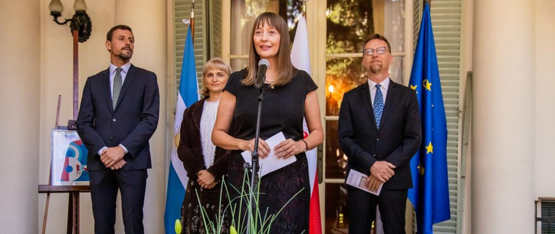 Z okazji święta Konstytucji 3 Maja w ogrodzie Ambasady RP w Buenos Aires odbyło się spotkanie połączone z pokazem filmu o pomocy udzielanej Ukrainie przez Polskę i wystawą zdjęć polskiego dziedzictwa wpisanego na listę UNESCO. 