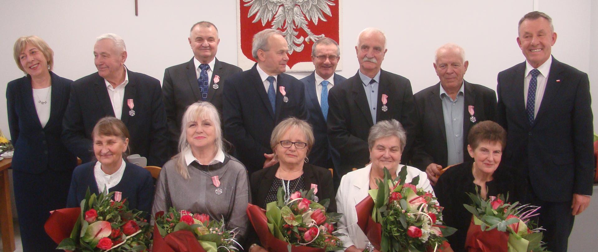 Wojewoda łódzki Karol Młynarczyk z odznaczonymi za Długoletnie Pożycie Małżeńskie