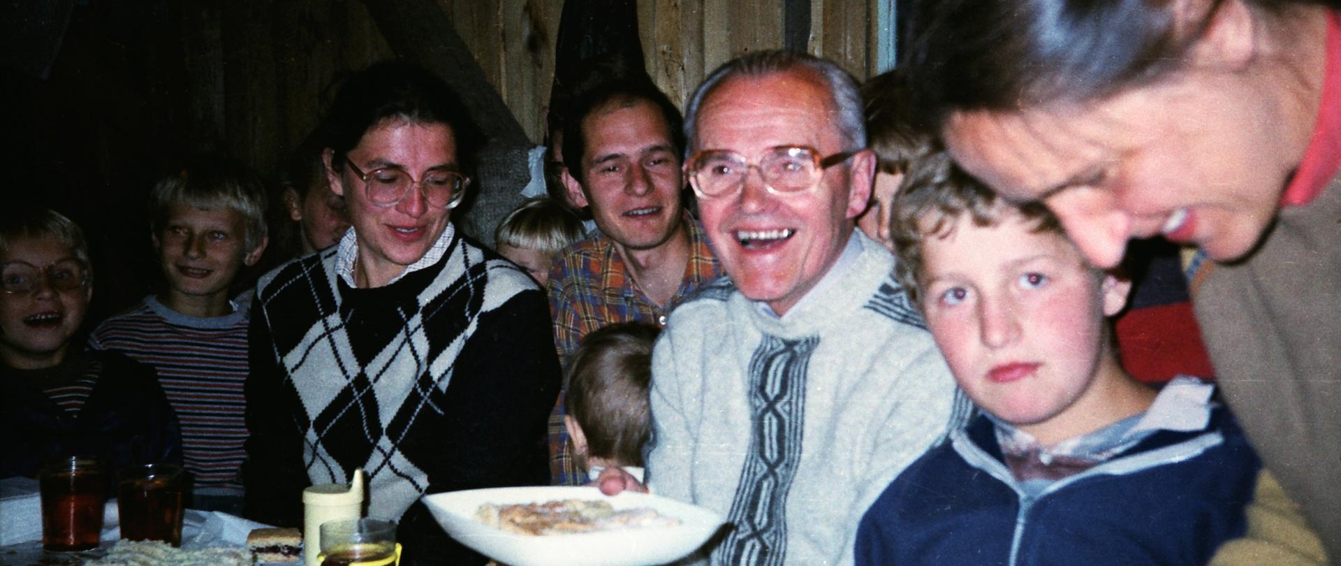 Wakacje rodzin w Studzionkach – koniec lat 80. Rodziny lgnęły do Ojca Stefana, każdy mógł czuć się ważny i wysłuchany.