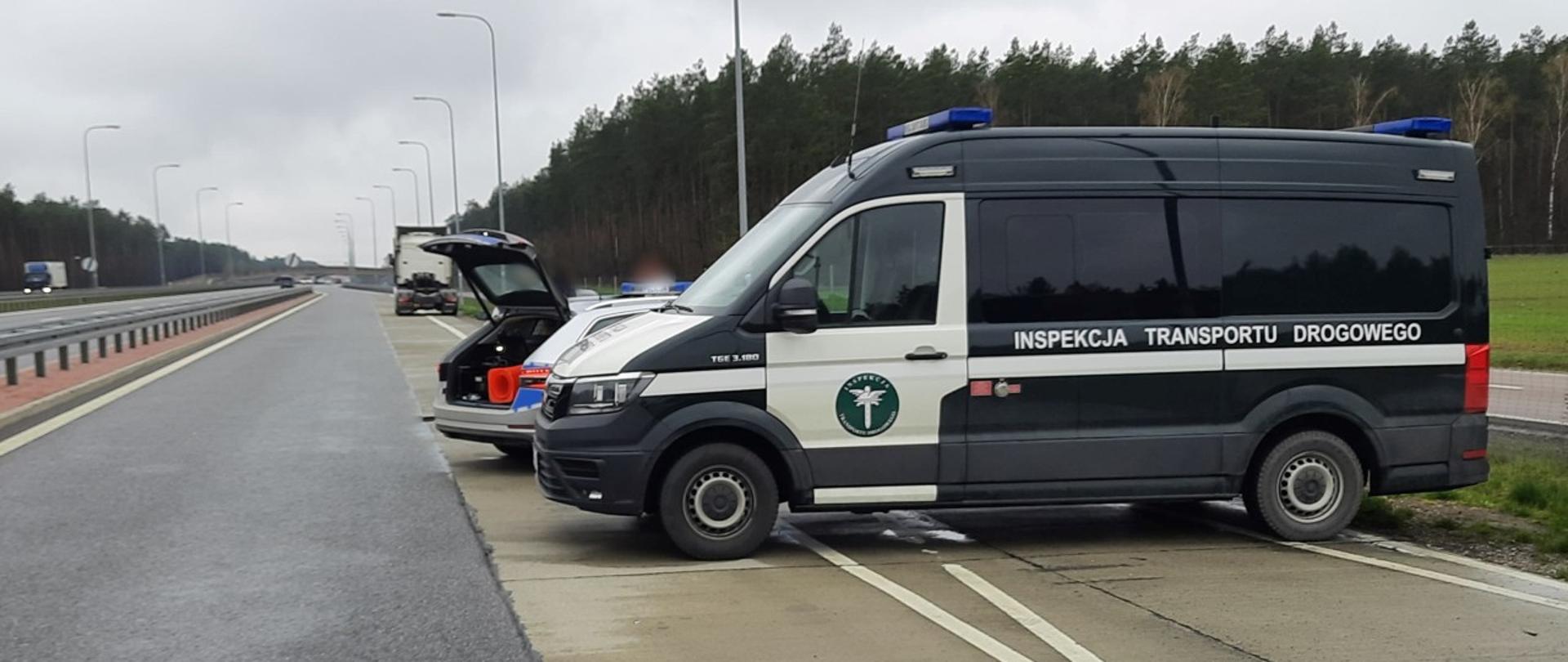 Na pierwszym planie radiowóz ITD typu furgon. W tle zatrzymany ciągnik siodłowy do kontroli drogowej .