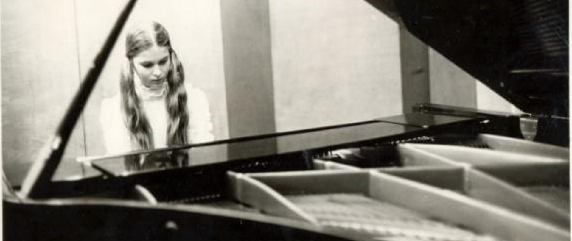Zdjęcie czarno-białe Magdaleny Bukały grającej podczas konkursu na fortepianie