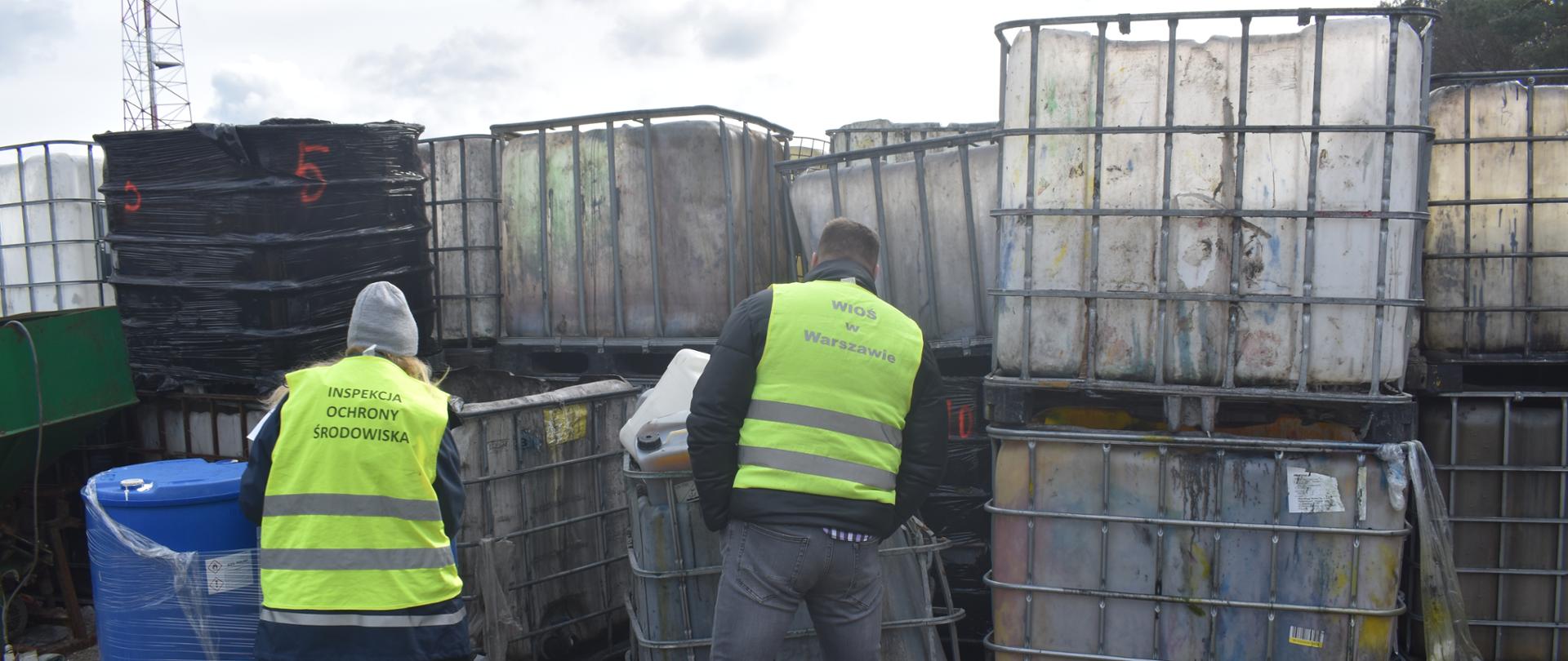 Inspektorzy Wojewódzkiego Inspektoratu Ochrony Środowiska w Warszawie prowadzą inspekcję plastikowych pojemników o pojemności 1000l zgromadzonych na otwartej przestrzeni w miejscu do tego nie przeznaczonym.