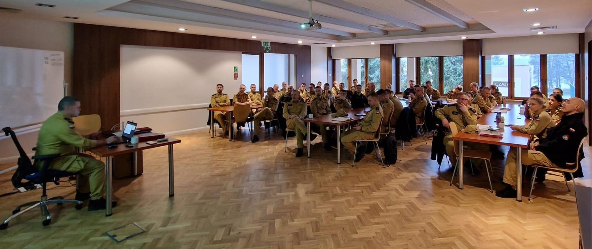 Szkolenie dedykowane dla pionu kontrolno-rozpoznawczego w komendach powiatowych i miejskich PSP województwa pomorskiego. Uczestnicy siedzą na sali wykładowej i słuchają wykładów.