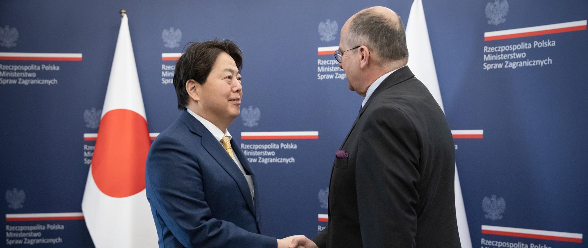 Ministrowie spraw zagranicznych Japonii i Polski - Yoshimasa Hayashi i Zbigniew Rau