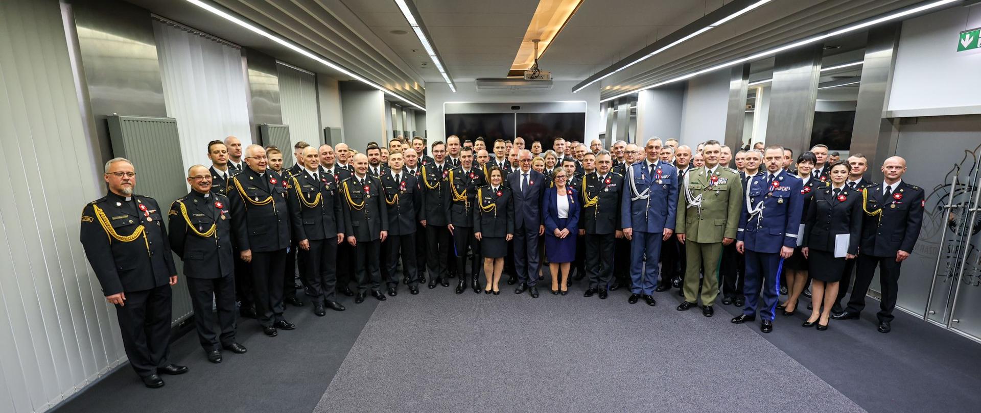 Uroczysta zbiórka z okazji Narodowego Święta Niepodległości oraz promocja na pierwszy stopień oficerski w Państwowej Straży Pożarnej