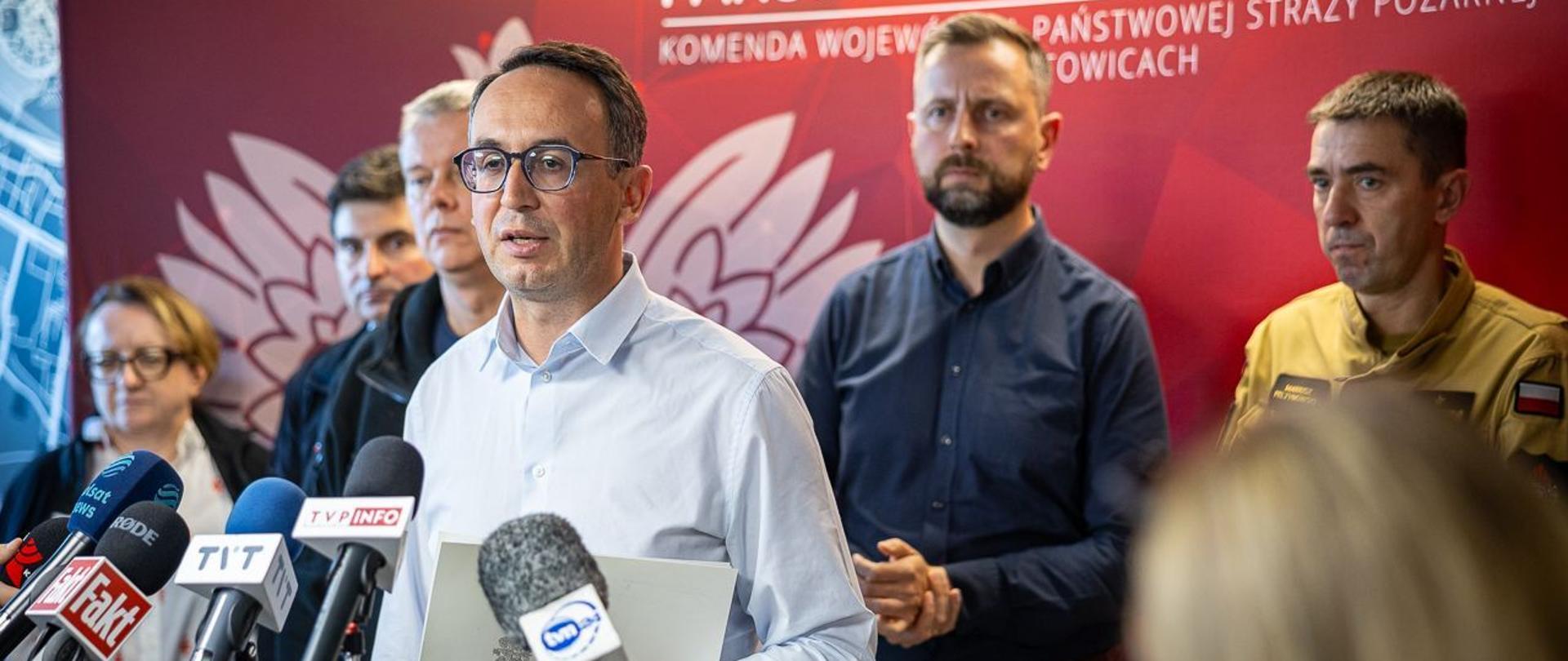 Briefing prasowy po posiedzeniu sztabu kryzysowego w siedzibie KW PSP w Katowicach z udziałem wicepremiera Władysława Kosiniaka-Kamysza, ministra infrastruktury Dariusza Klimczaka oraz ministra spraw wewnętrznych i administracji Tomasza Siemoniaka