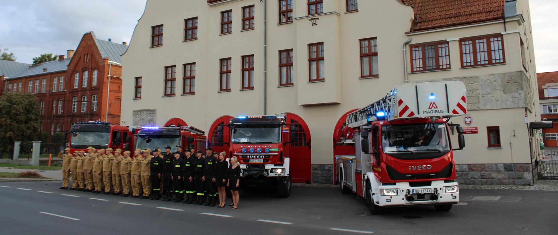 Strażacy oddali hołd dwóm kolegom w służbie, którzy zginęli podczas akcji gaśniczej w Poznaniu